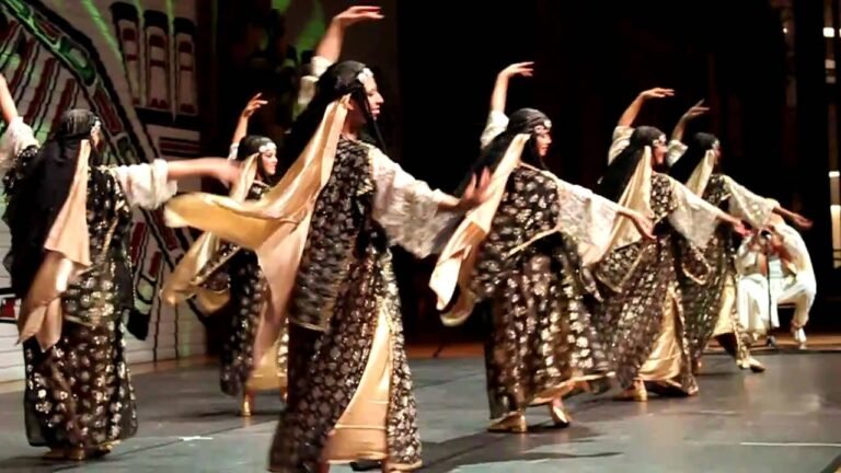 danse traditionnelle algerienne et costumes colores