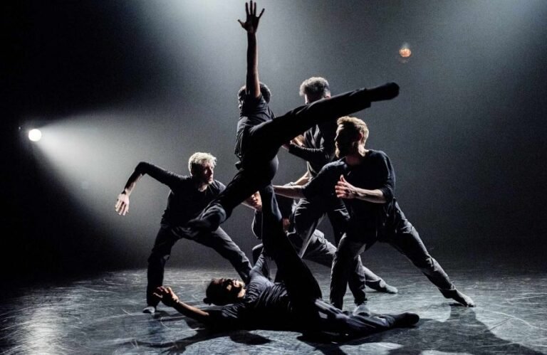 Qu'est-ce que la danse du Boléro de Ravel et son histoire fascinante 9 danseurs en mouvement sur scene