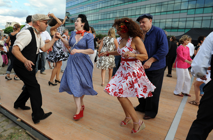 danseurs en pleine activite un dimanche