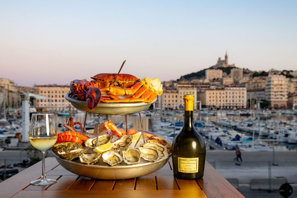 degustation de plats dans un restaurant marseillais