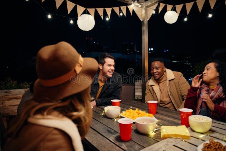 des amis riant autour dune table