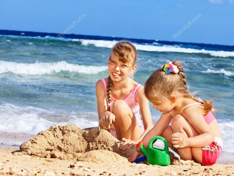 Quelle est l'histoire derrière la chanson "Coquillage et Crustacé" 48 des enfants jouant sur une plage ensoleillee