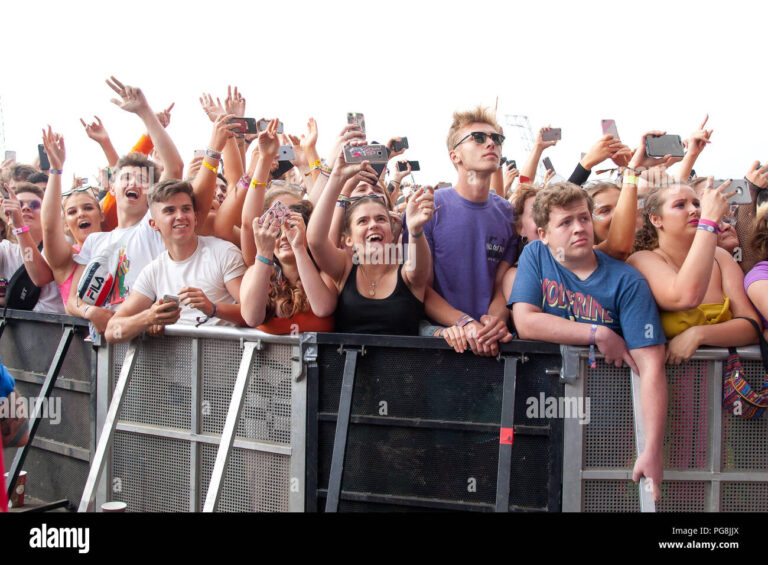 des fans dans une file dattente joyeuse