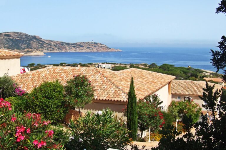 des maisons ensoleillees au bord de la mer