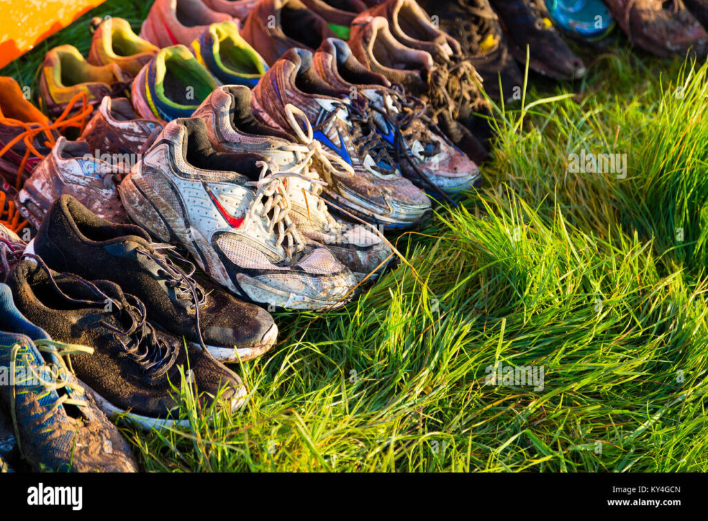 des souliers verts abandonnes sur un chemin