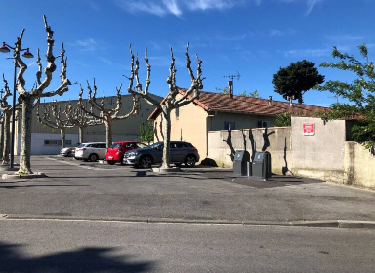 deux maisons accolees a marseille