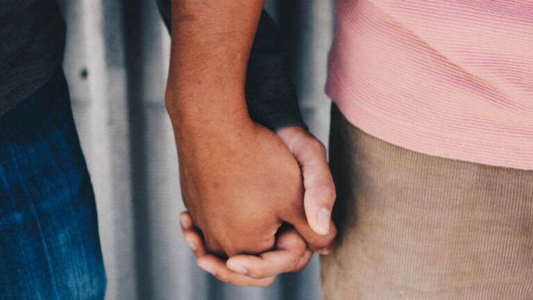 Qu'est-ce que l'expression "en tout bien tout honneur" signifie 3 deux personnes se serrant la main amicalement