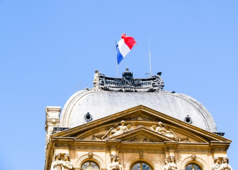 drapeau francais flottant sur un fond historique