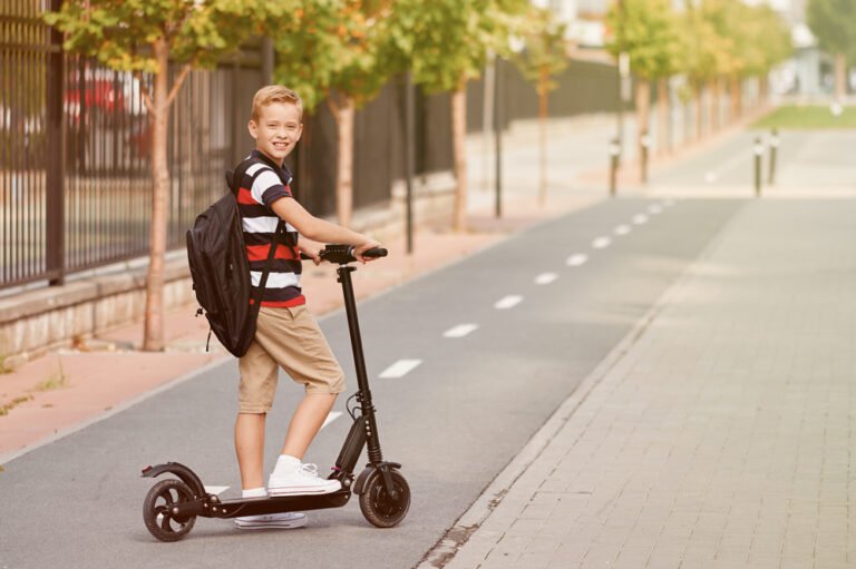 enfant sur une trottinette electrique