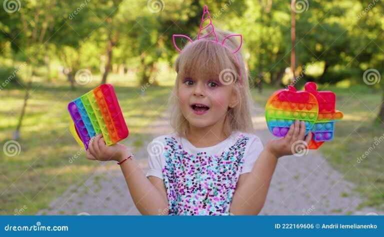 enfants jouant avec un ecran pop colore