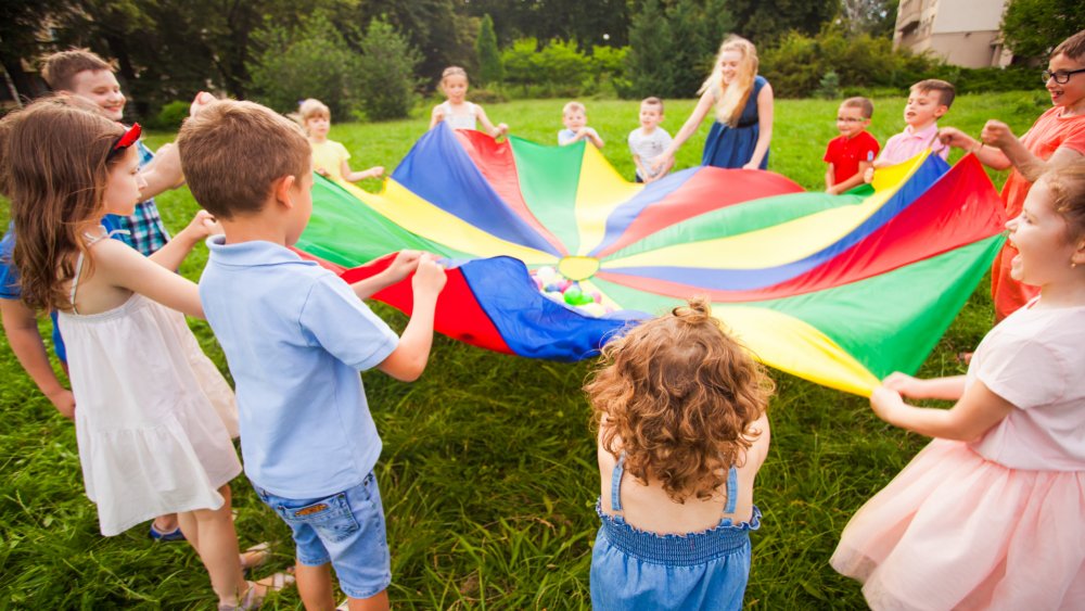 enfants jouant dans un centre de loisirs