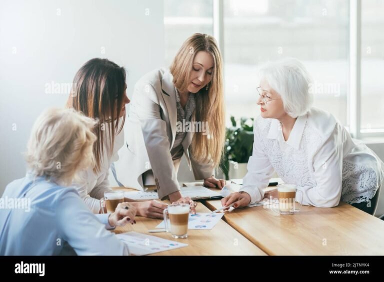 Comment élaborer un plan de campagne efficace pour Game Over Escape Rooms 3 equipe brainstormant autour dune table