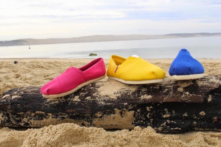 espadrilles colorees sur le bord de mer