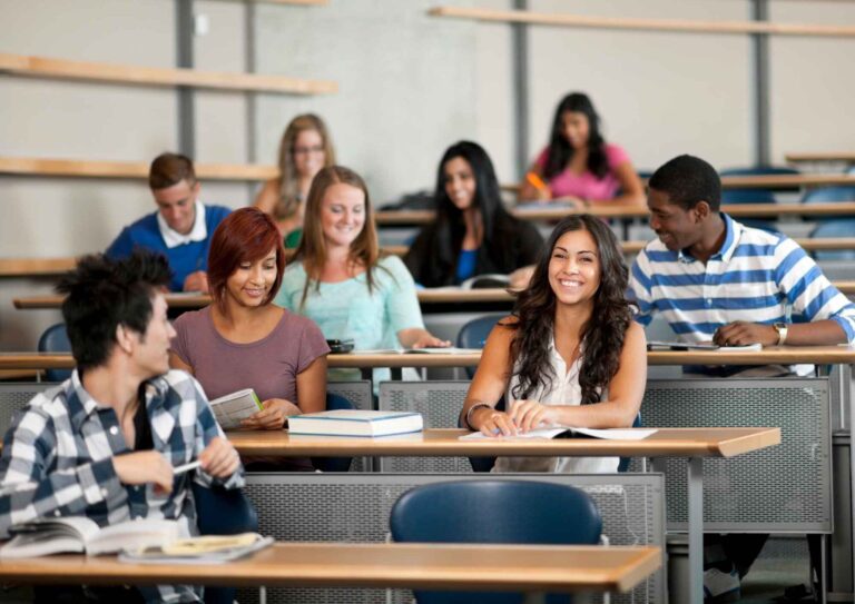 etudiants en discussion dans un campus