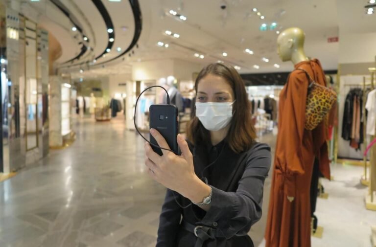 Comment obtenir un code promo Galerie Lafayette pour étudiants 29 etudiants faisant du shopping a la galerie lafayette