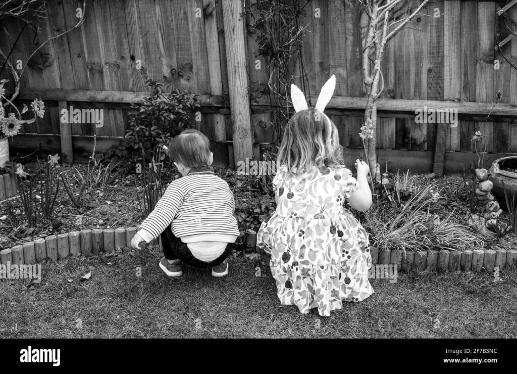 famille celebrant paques dans un jardin