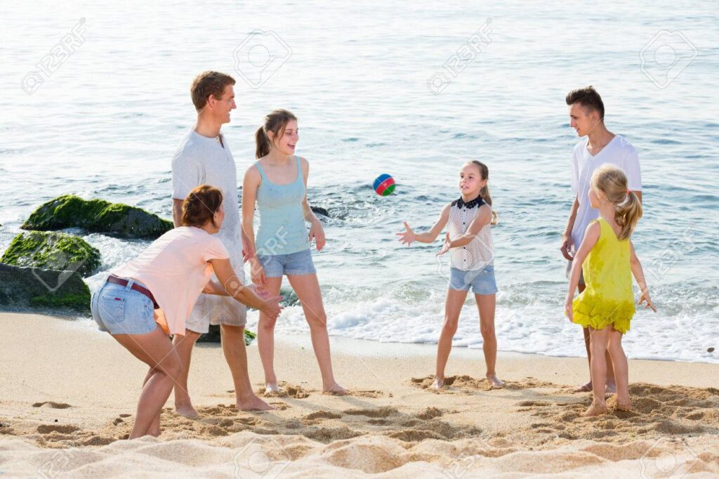 famille jouant a la plage ensemble