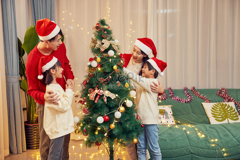 famille joyeuse decorant un sapin de noel