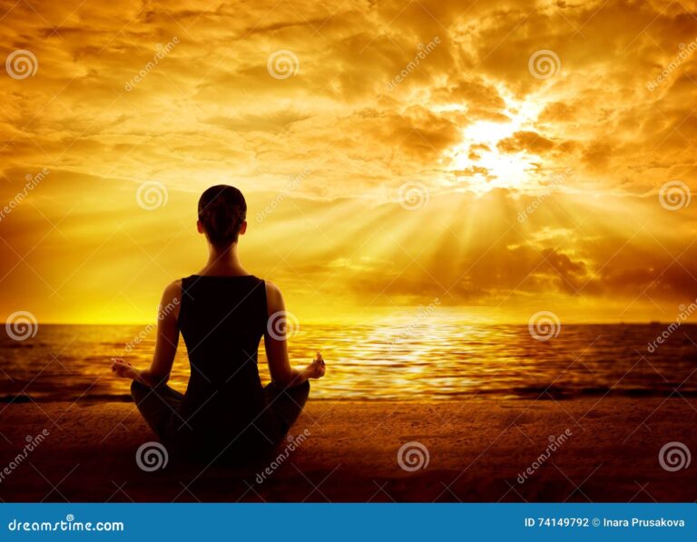 femme meditant au lever du soleil