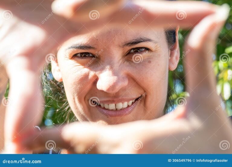 Pourquoi dites-vous "vous êtes belles" ou "vous êtes belle" 6 femme souriante dans un cadre naturel