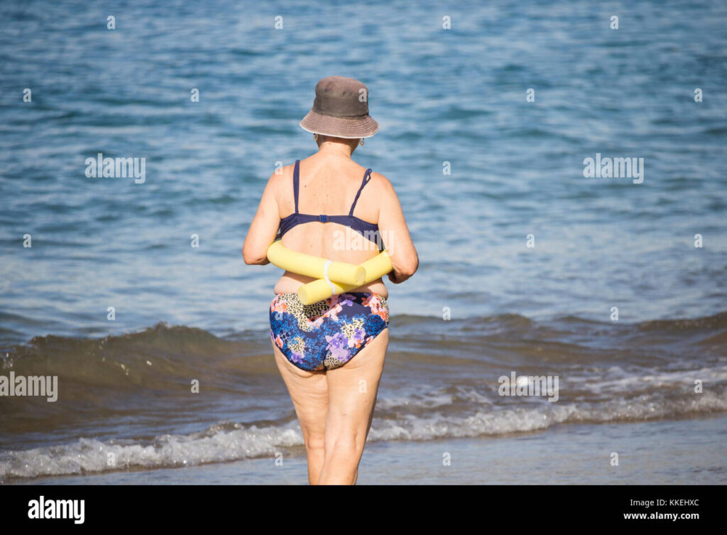 femmes agees a la plage en maillots