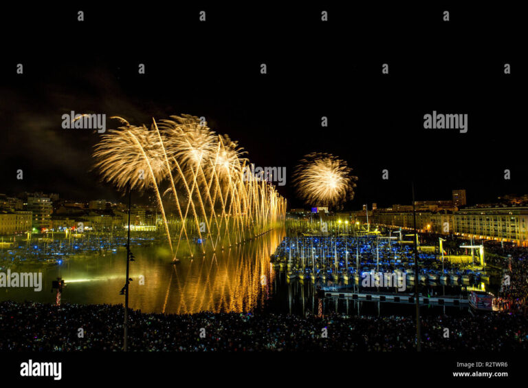 feux dartifice eclatants au dessus du vieux port