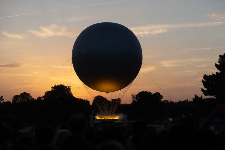 flamme olympique illuminee au crepuscule