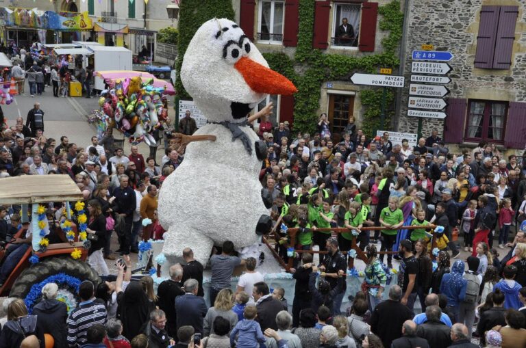 foule joyeuse lors des festivites de paques