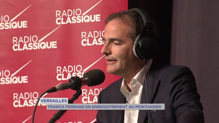 franck ferrand en studio de radio