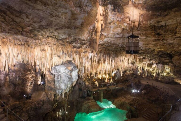 gouffre majestueux avec stalactites scintillantes