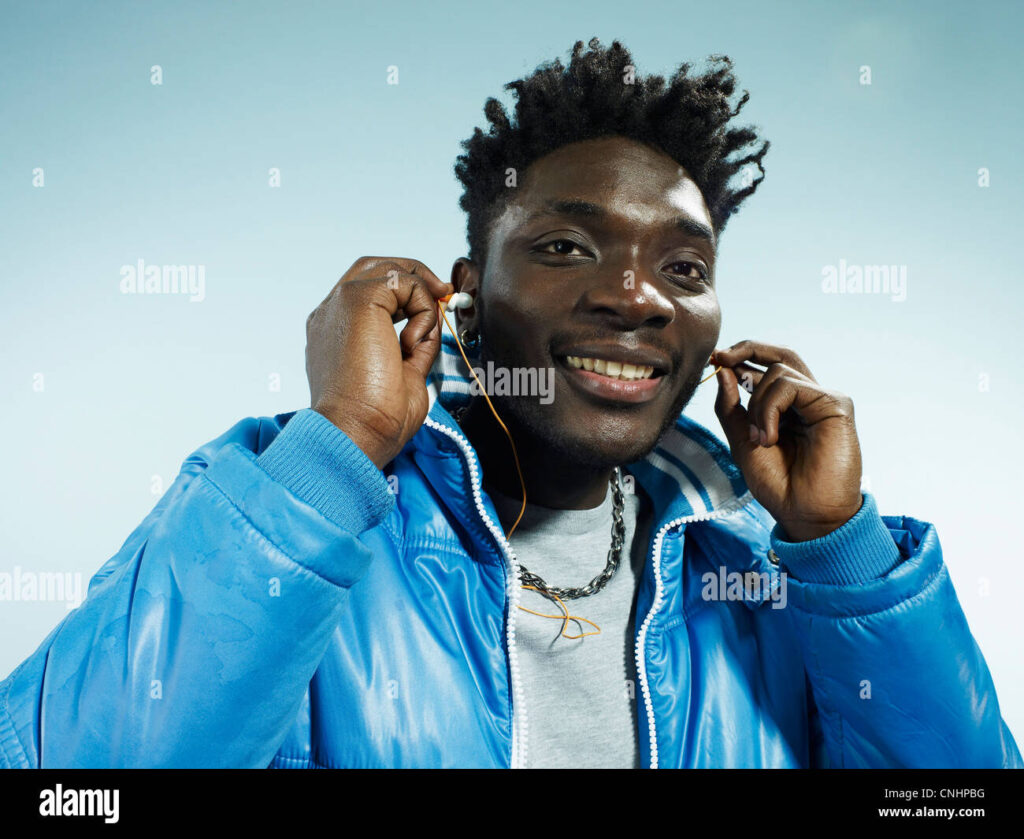 homme portant une veste bleue vintage