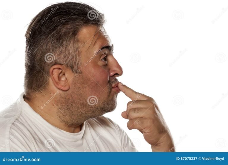 Que signifie vraiment quand un homme vous dit "bisous" 48 homme souriant envoyant un baiser