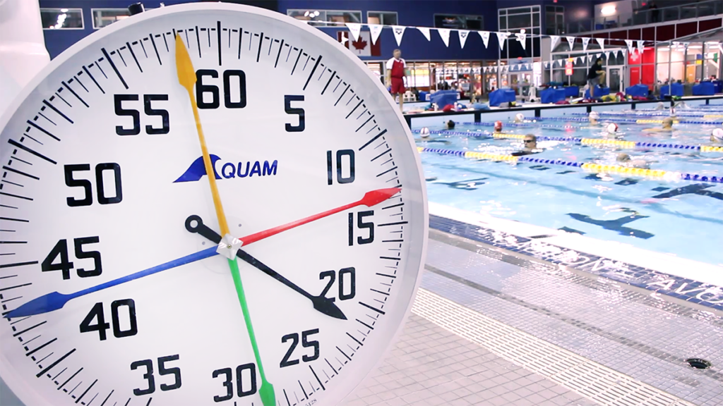 horloge de piscine avec nageurs en action