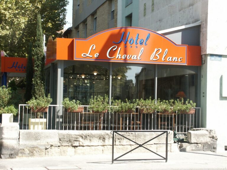 hotel le cheval blanc a arles facade