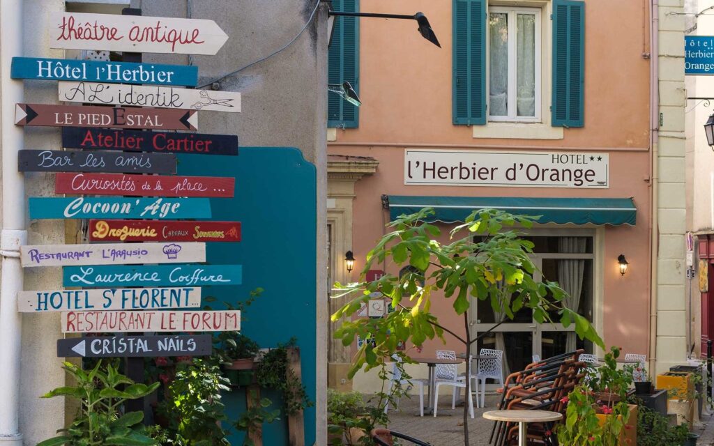 Où trouver un hôtel orange près du Théâtre Antique