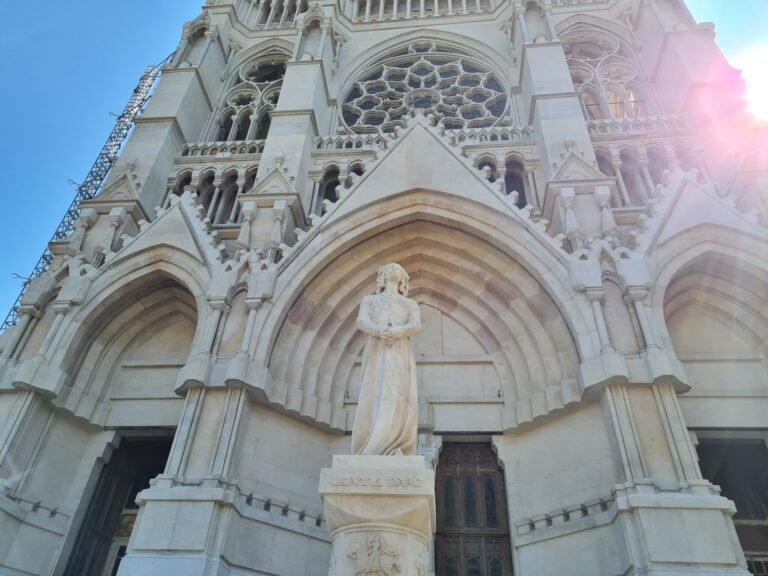 Pourquoi la BD Jeanne d'Arc a-t-elle tant de succès à Marseille 32 illustration de jeanne darc a marseille