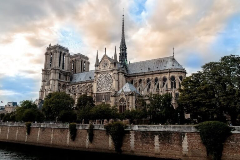 Que signifie "Notre Dame" et quelles sont ses origines culturelles 34 image de la cathedrale notre dame