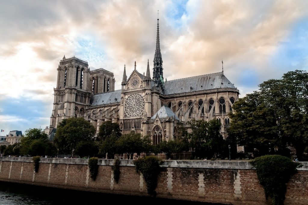 Que signifie « Notre Dame » et quelles sont ses origines culturelles