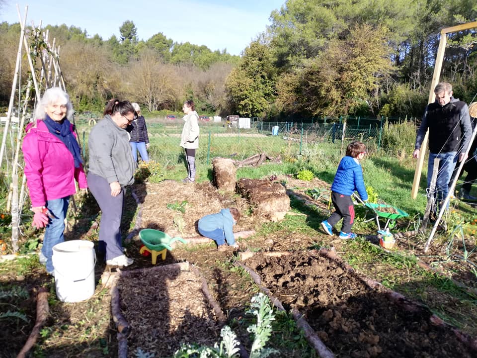 jardin collectif avec familles participantes