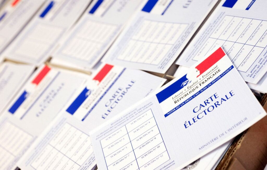 jeune electeur remplissant un bulletin de vote