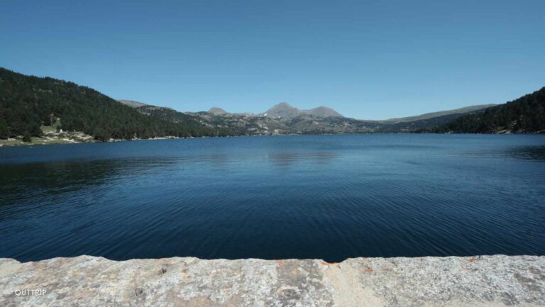 lac des bouillouses entoure de montagnes