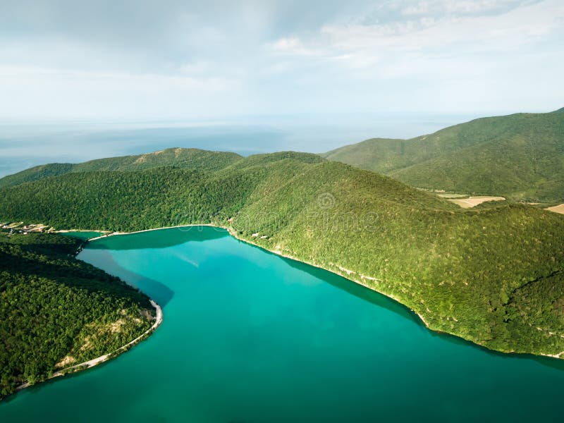 lac turquoise entoure de montagnes verdoyantes