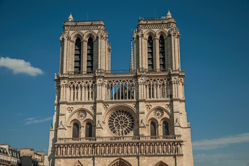 les tours de notre dame sous un ciel bleu