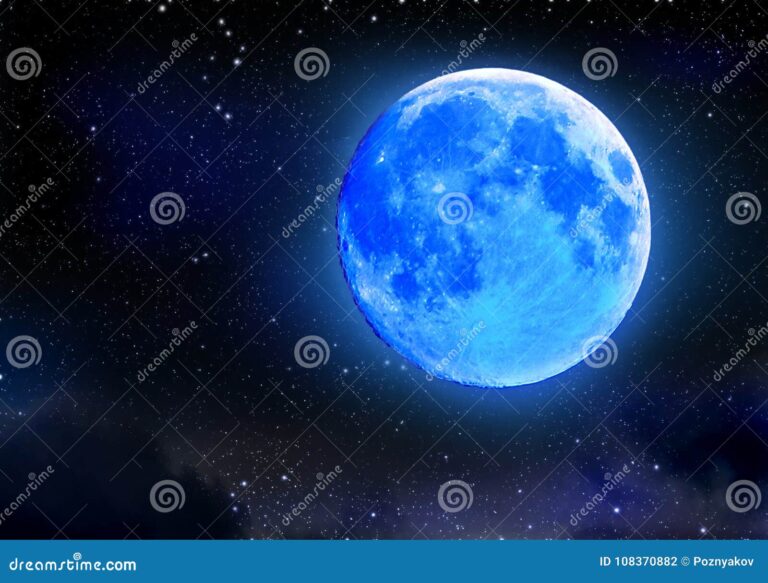 lune bleue brillante dans un ciel etoile