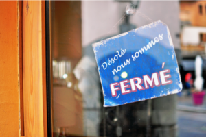 magasin ferme avec une pancarte dimanche