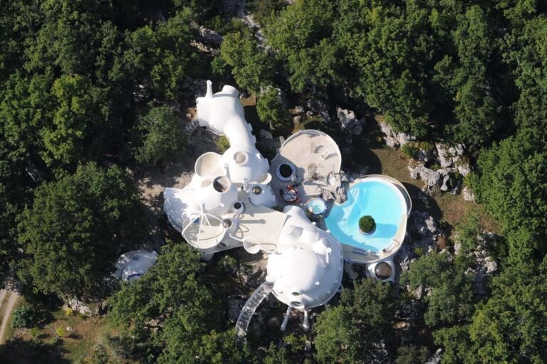 Quel est le concept de la maison bulle de Pierre Cardin par un architecte 13 maison bulle futuriste en paysage naturel