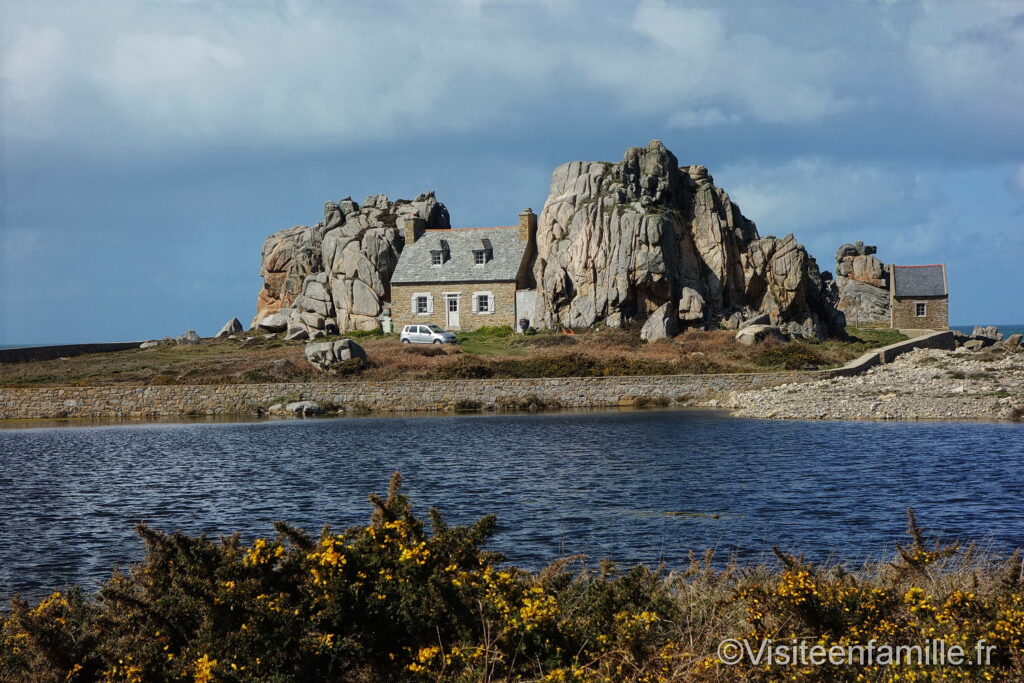 Comment trouver une maison entre deux rochers en Bretagne