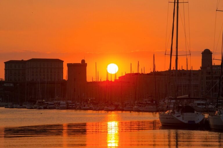 marseille au coucher de soleil avec port