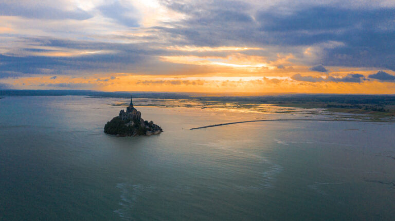 mont saint michel au lever du soleil