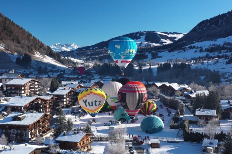 montgolfiere survolant les montagnes de praz 1